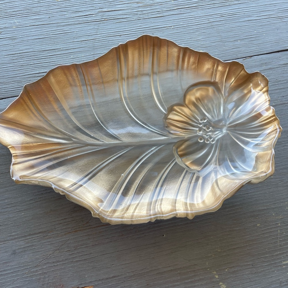Glass leaf dish